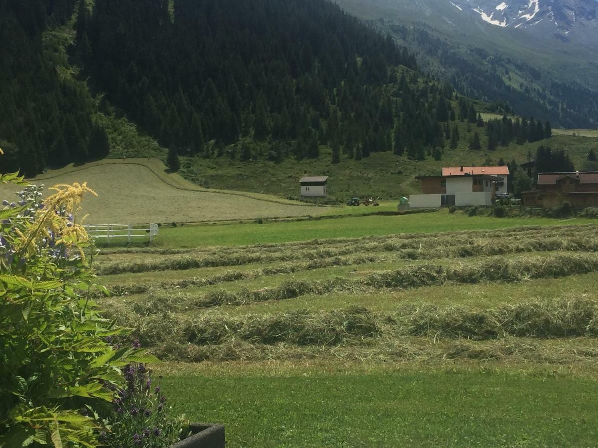 Nonas B&B Galtur Bagian luar foto
